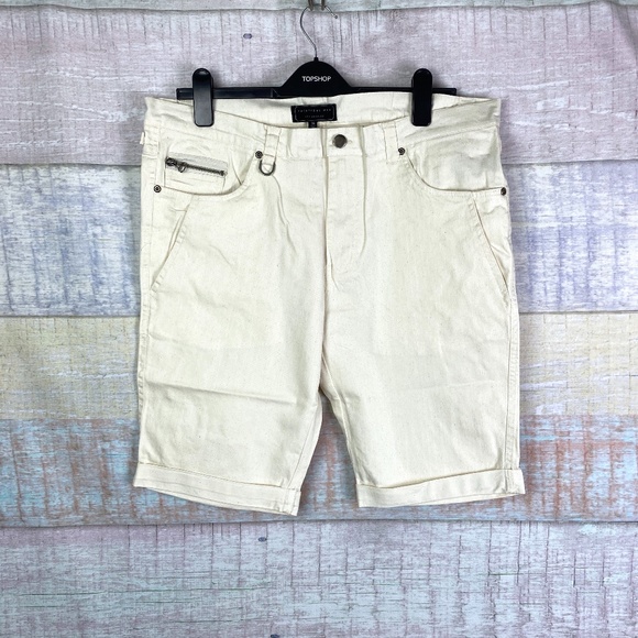 TWENTYONE MEN Double Front Pocket Shorts in Cream - Picture 1 of 6